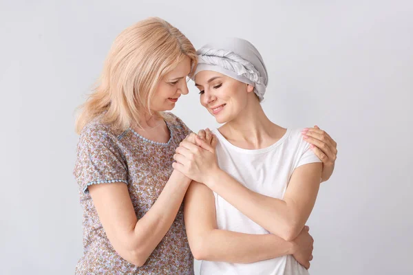 Femme après la chimiothérapie avec sa mère sur fond clair — Photo