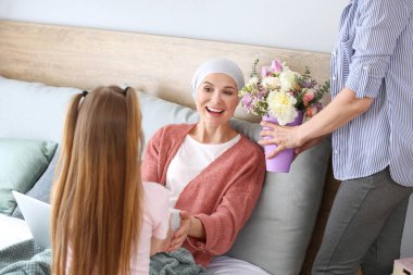 Evde başarılı tedavi sonrası aile tebrik kadın