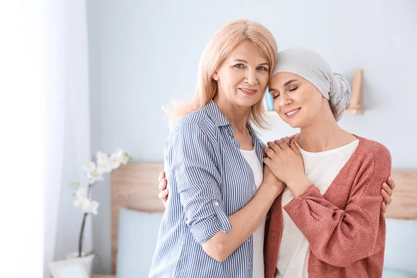 Mujer después de la quimioterapia con su madre en casa —  Fotos de Stock