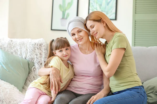 Volwassen vrouw na chemotherapie met haar familie thuis — Stockfoto