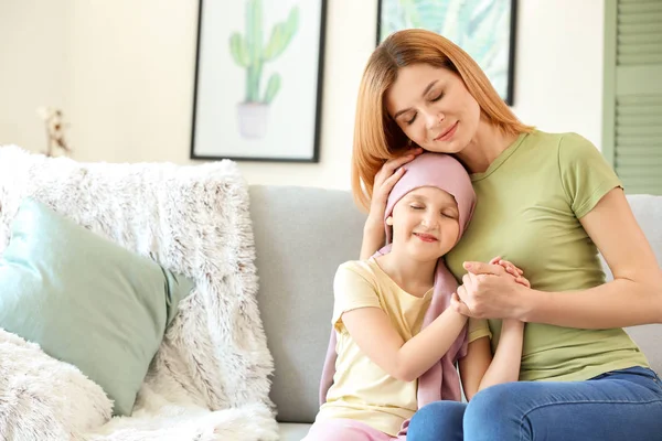 Klein meisje na chemotherapie met haar moeder thuis — Stockfoto