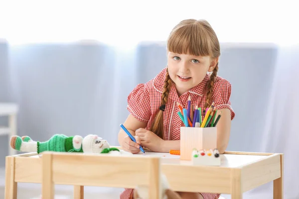 Menina bonito desenho em casa — Fotografia de Stock