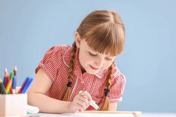 Nettes kleines Mädchen zeichnet zu Hause — Stockfoto