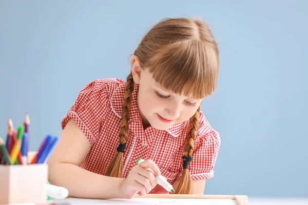 Menina bonito desenho em casa — Fotografia de Stock