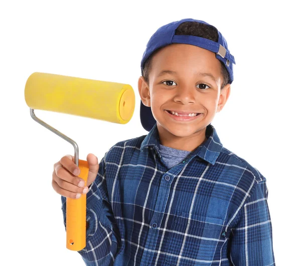 Carino ragazzo afro-americano con rullo di vernice su sfondo bianco — Foto Stock