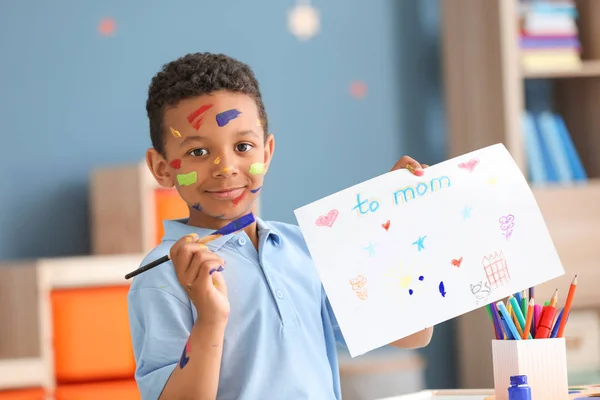 Lindo niño afroamericano pintura en casa — Foto de Stock