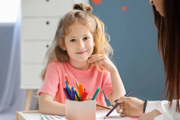 Mother teaching her little daughter to draw at home — Stock Photo, Image
