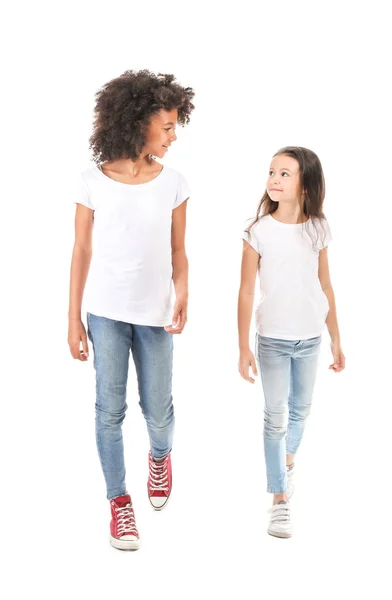 Stilvolle Mädchen in Jeans auf weißem Hintergrund — Stockfoto