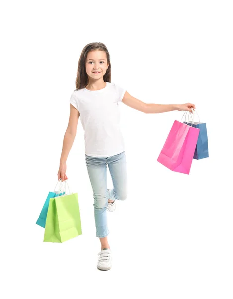 Chica con estilo en jeans y con bolsas de compras sobre fondo blanco —  Fotos de Stock