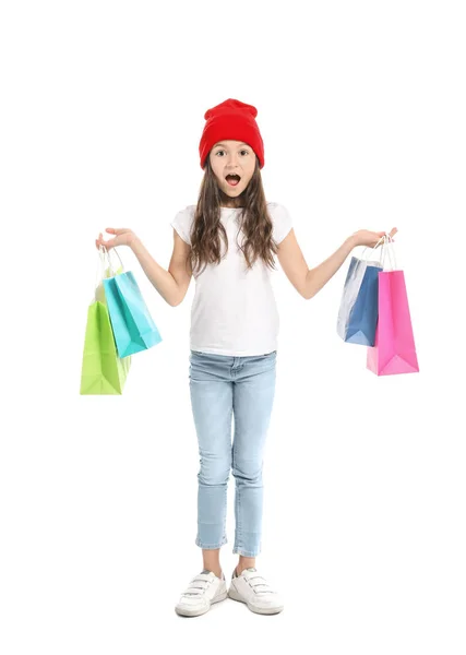 Chica impactada en jeans y con bolsas de compras sobre fondo blanco —  Fotos de Stock