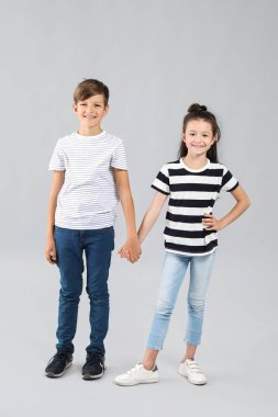 Gri arka planda kot pantolon şık çocuklar