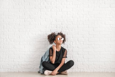 Beyaz tuğla duvar yakın kot şık Afrikalı-Amerikan Kız