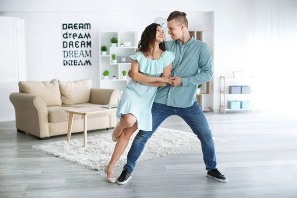 Прекрасная любящая пара танцует дома — стоковое фото