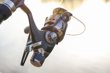 Güneşli günde nehirde balık tutmak