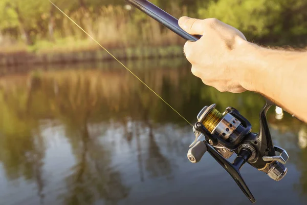 Jonge man vissen in rivier, close-up — Stockfoto