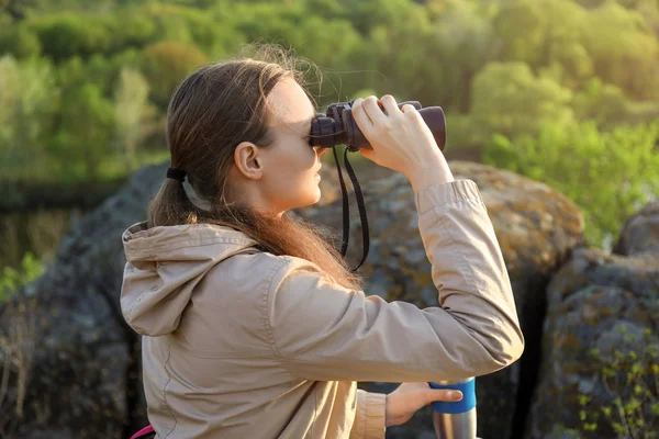 Turista femenina con binocular disfrutando de la belleza de la naturaleza — Foto de Stock