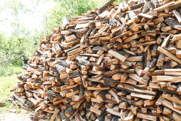 Куча рубленой дров, приготовленных для зимы на открытом воздухе — стоковое фото
