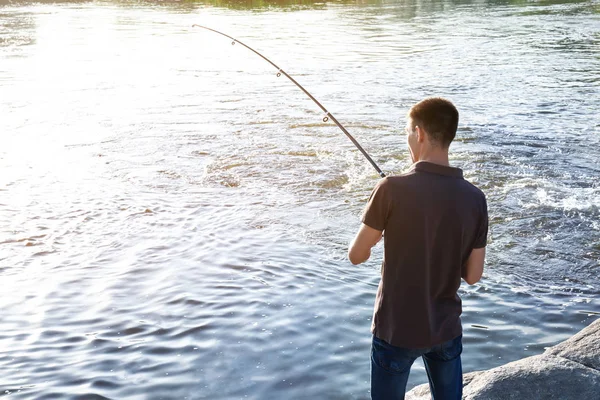 Joven pescando en el río — Foto de Stock