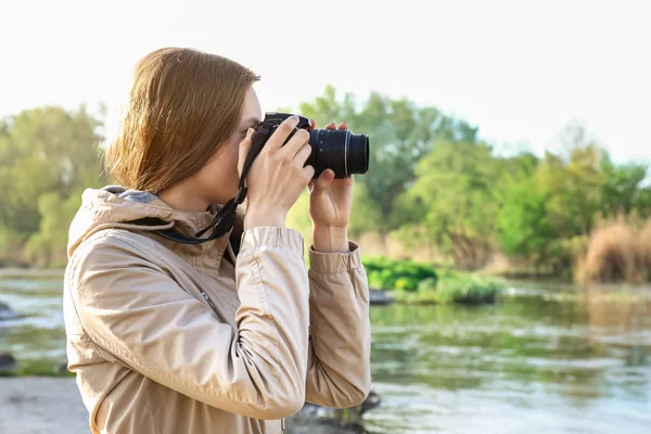 Turista femenina tomando fotos del río — Foto de Stock