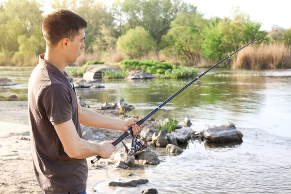 Joven pescando en el río — Foto de Stock