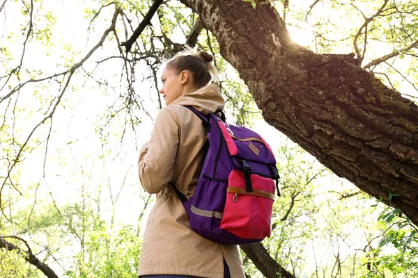 Female tourist in forest on spring day — Stock Photo, Image