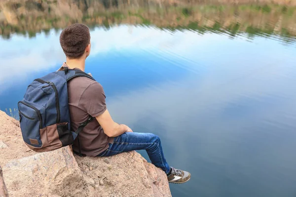 Turista masculino cerca de lago de montaña — Foto de Stock