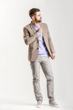 Hafif arka planda yakışıklı şık adam