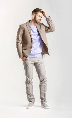 Hafif arka planda yakışıklı şık adam