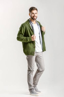 Hafif arka planda yakışıklı şık adam