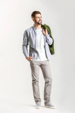 Hafif arka planda yakışıklı şık adam