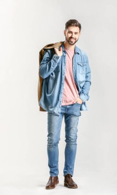 Hafif arka planda yakışıklı şık adam