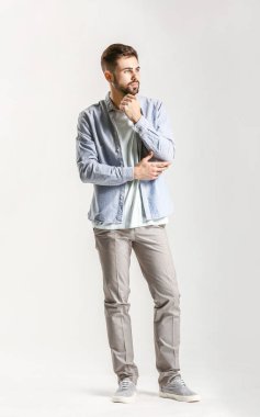 Hafif arka planda yakışıklı şık adam