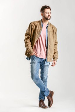 Hafif arka planda yakışıklı şık adam