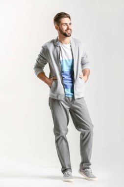 Hafif arka planda yakışıklı şık adam