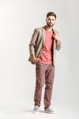 Hafif arka planda yakışıklı şık adam