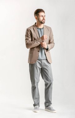 Hafif arka planda yakışıklı şık adam