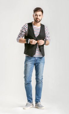 Hafif arka planda yakışıklı şık adam