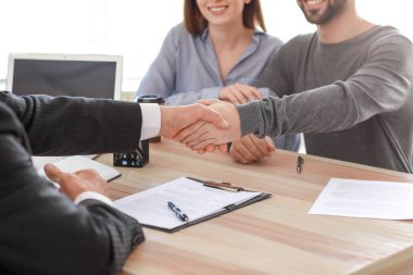 Görevde noter ile el sıkışınan adam