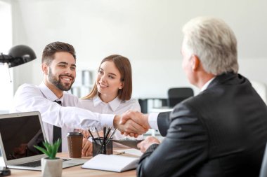 Görevde noter ile el sıkışınan adam