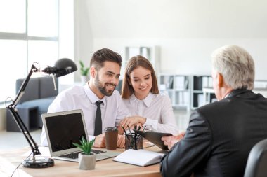 Ofiste noter ile çift toplantı