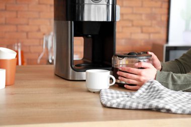 Mutfakta kahve makinesi kullanan güzel kadın