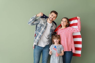 Renkli arka planda Abd ulusal bayrakları ile Mutlu genç aile