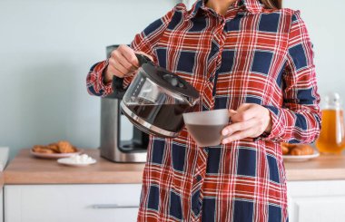 Mutfakta kahve makinesi kullanan güzel kadın
