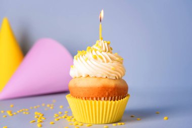 Gri arka planda Lezzetli Doğum günü cupcake