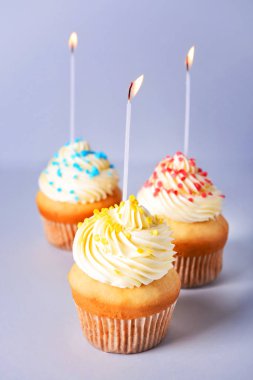 Lezzetli doğum günü kek gri arka plan üzerinde