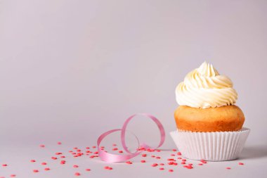 Gri arka planda Lezzetli Doğum günü cupcake