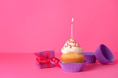 Renkli arka planda hediye kutusu ile Lezzetli Doğum günü cupcake
