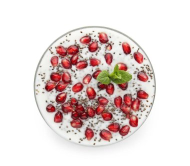 Beyaz arka planda lezzetli chia tatlı ile Bowl