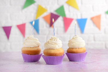 Lezzetli doğum günü kek masada