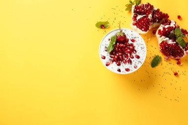 Renkli arka planda lezzetli chia tatlı ile Bowl